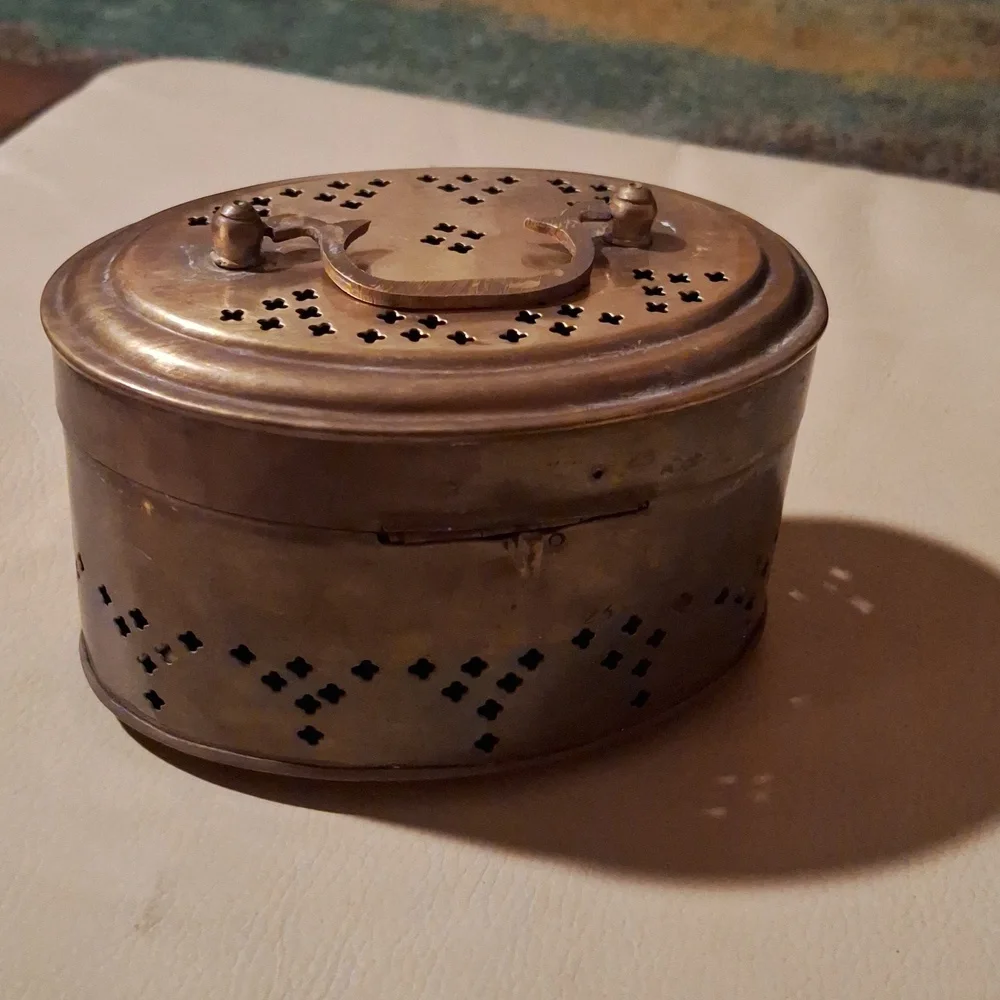 Vintage brass cricket box top handle pierced sides hinged lid decor - Picture 4 of 15